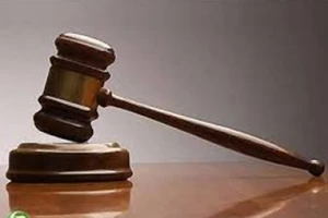 Đi tách khẩu, bị phát hiện 'yêu' trẻ em