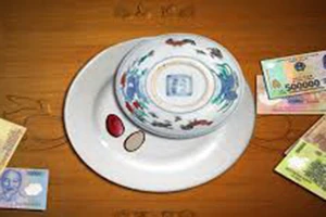 20 con bạc say sưa đánh xóc đĩa trong nhà