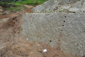 Điều tra đối tượng dùng 11 kg thuốc nổ để phá đá ngay sát khu dân cư