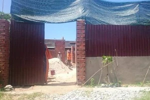 Tạm giữ một chủ thầu xây dựng 'bảo kê' xây nhà không phép