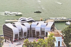 Cảng bến tàu cánh ngầm giúp tiền cho du khách bị mất ví