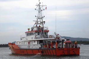 Bàn giao thuyền viên tàu cá bị đâm chìm ​