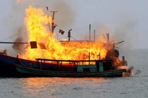 Nổ tàu cá, 12 người bị thương, một người mất tích