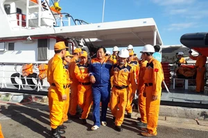 Đưa 8 ngư dân tàu cá gặp nạn vào bờ 