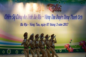 Nam, nữ công an thi năng khiếu, trình diễn thời trang