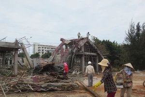  Sập cổng trường đang xây, 2 công nhân bị thương nặng