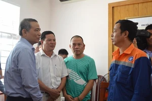 Bộ trưởng Bộ GTVT Trương Quang Nghĩa hỏi thăm thuyền trưởng tàu Hải Thành 26- một trong hai thuyền viên được cứu sống