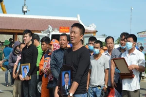 Nghẹn ngào đón thi thể 7 thuyền viên tàu Hải Thành 26