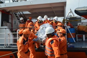 Tàu Petrolimex 14 bị móp mũi, rách mạn ​