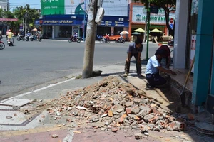 Mái hiên di động không được màu sắc lòe loẹt, phản cảm 