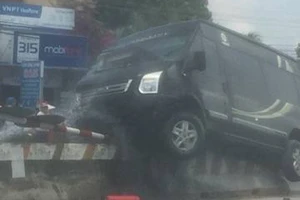  Va chạm xe tải, xe khách làm xiếc trên dải phân cách