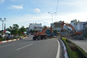 Phá dỡ xong căn nhà 10 năm án ngữ trên QL 51B