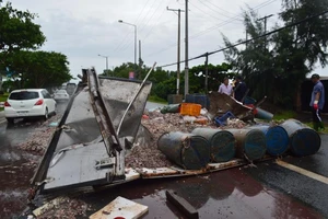 Xe tải nổ lốp, cá tràn ra đường