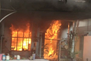 2 lần ra tay, mua xăng đốt chết con gái riêng của vợ