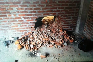 Đục tường nhà mình để trộm két sắt... hàng xóm