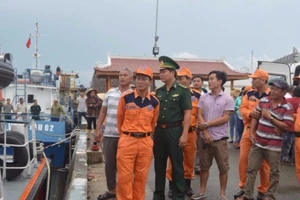 Đưa thi thể 2 anh em trên tàu cá bị chìm vào bờ