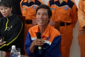 Một thuyền viên sống sót thần kỳ trong sóng dữ