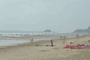 Cấm du khách tắm biển từ sáng 25-12 ​