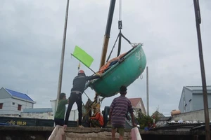 Dân BR-VT thuê xe cẩu thuyền thúng lên bờ tránh bão