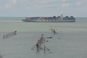  Nhóm công nhân bốc xếp trộm phế liệu tàu nước ngoài