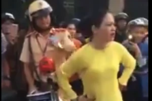 Người phụ nữ chửi bới CSGT khi chồng bị giữ ô tô