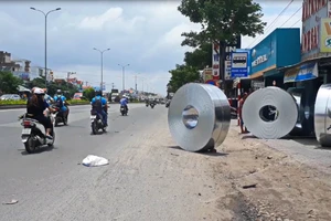 Phạt 10 xe đầu kéo buộc hàng hóa hớ hênh trên QL51