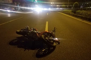 Xe máy quẹt vào dải phân cách, trượt dài cả trăm mét