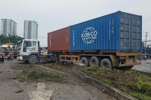 Tránh xe máy xe đầu kéo leo dải phân cách QL51