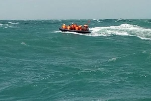 Cứu 10 người nước ngoài trôi giữa biển vì tàu chìm