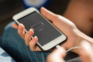 Chơi game khi sạc pin điện thoại, thanh niên bị bỏng nặng