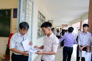 Chở đề thi bằng máy bay ra Côn Đảo