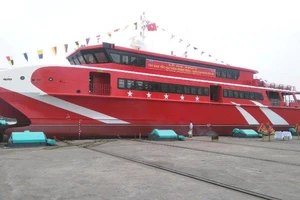 Xử phạt thuyền trưởng cố chạy tàu về Vũng Tàu khi áp thấp