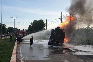 Ô tô tải tông xe bồn chở dầu, cả 2 bốc cháy dữ dội
