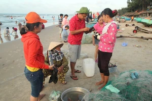 Vũng Tàu: Ngư dân không được mang hải sản vào bãi tắm bán