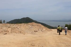 Kiểm tra trực tiếp việc san gạt núi Lớn tại KDL Hồ Mây