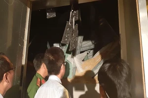 Đang tìm kiếm 1 người trong đống đổ nát do sập quán bar