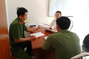 Chia sẻ thông tin sai về COVID-19, cô gái bị mời làm việc
