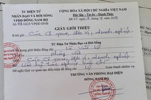 Tạm giữ người có giấy giới thiệu là phóng viên tống tiền DN