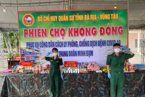 Ấm áp 'Phiên chợ 0 đồng' của bộ đội mở trong khu cách ly