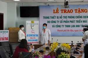 Hỗ trợ máy ATM khẩu trang cho Bệnh viện Bà Rịa