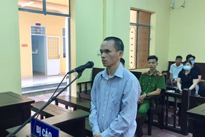 Giận vợ, xách dao chém người vô cớ