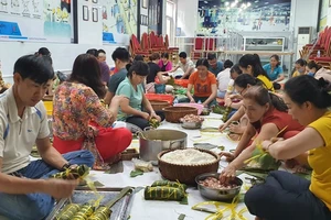 Vũng Tàu: Hàng ngàn chiếc bánh kèm muối mè gửi tặng miền Trung