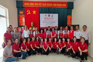 Phu nhân nguyên Chủ tịch nước tặng phao cứu sinh