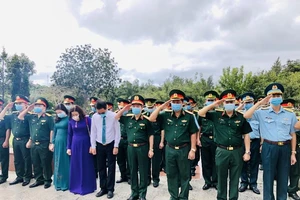 Thượng tướng Đỗ Căn thăm, tặng quà tại Côn Đảo