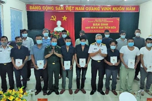 Hải đoàn 128 cứu 14 thuyền viên tàu cá đưa về đất liền