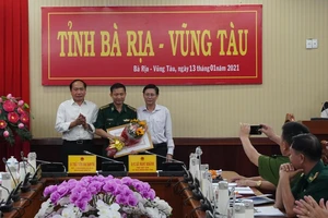 Ban chỉ đạo 389 quốc gia khen thưởng tập thể Biên phòng tỉnh Bà Rịa-Vũng Tàu. Ảnh: TĐ