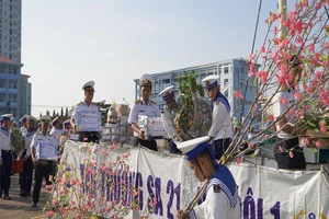 Hai chuyến tàu khởi hành ra thăm, tặng quà Tết Nhà giàn DK1 