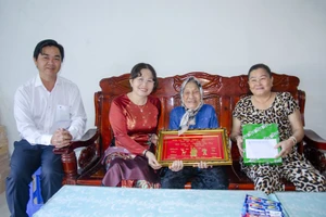 Lãnh đạo tỉnh Bà Rịa-Vũng Tàu thăm, chúc Tết cụ Nguyễn Thị Dục (100 tuổi, huyện Long Điền). Ảnh: MT