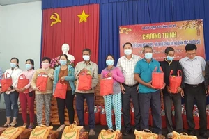 Đoàn Luật sư Bà Rịa-Vũng Tàu tặng quà Tết cho người nghèo