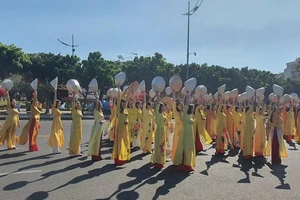 600 nữ cán bộ Vũng Tàu đồng diễn áo dài ở Bãi Trước